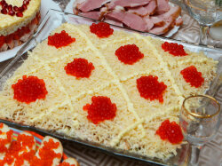 Слоеный праздничный салат «Египетская Ночь»