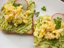 Бутерброды с авокадо, чесноком и рикоттой