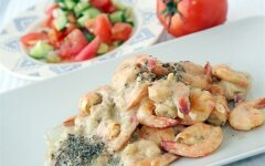 Салат «Цезарь» с креветками, яблоком и орехами