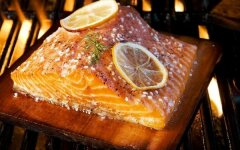 Копченое филе лосося и сальса из авокадо