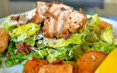 Цезарь с курицей гриль и заправкой из анчоусов