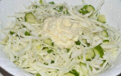 Салат из редьки с пекинской капустой и огурцами