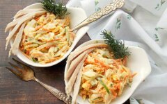 Простой салат из курицы, моркови и яиц