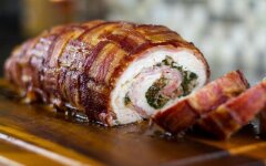 Мясной рулет из свинины, курицы и ветчины