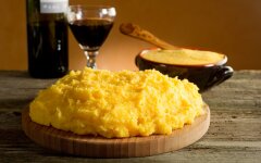 Мамалыга с сулугуни по-абхазски