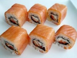 Сливочный ролл с икрой тобико