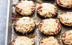 Запеченные баклажаны с сыром и пряными травами
