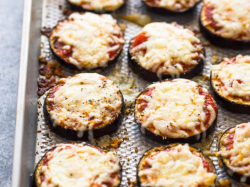 Запеченные баклажаны с сыром и пряными травами