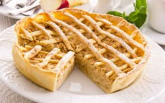 Открытый яблочный пирог с корицей и миндалем
