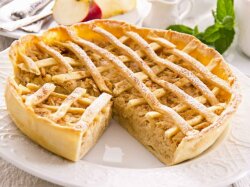 Открытый яблочный пирог с корицей и миндалем