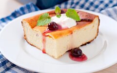 Простая запеканка из творога с манкой в духовке