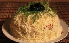 Блинный салат с тунцом и орехами