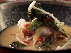 Мисо-суп с лососем и грибами эноки