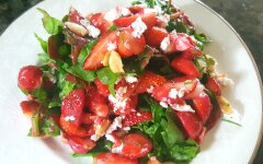 Салат с клубникой, шпинатом, миндалем и сыром фета