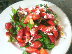 Салат с клубникой, шпинатом, миндалем и сыром фета