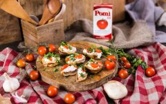 Фаршированные грибы с рикоттой и помидорами черри