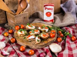 Фаршированные грибы с рикоттой и помидорами черри