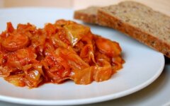 Тушеная капуста с сосисками, перцем и помидорами в мультиварке