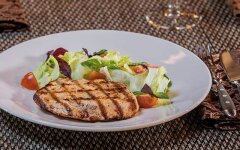 Стейк из индейки с овощами в мультиварке