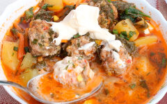 Борщ зеленый из щавеля с яйцом и фрикадельками в казане