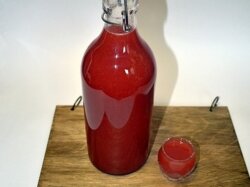 Клубничный ликер на водке с сиропом