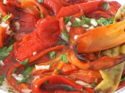 Салат из красного сладкого перца с чесноком