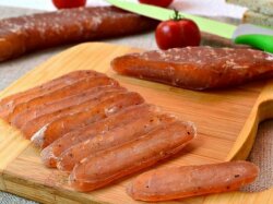 Сыровяленая домашняя колбаса в кишках из куриного филе