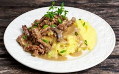 Бефстроганов из говядины со сметаной и мускатным орехом