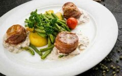 Свиные медальоны с грибами и укропом