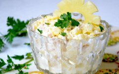 Салат с индейкой, грибами и ананасами