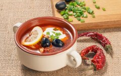 Солянка из бараньих ребрышек с помидорами и луковой шелухой