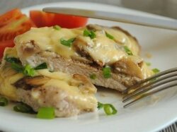 Свиная отбивная запеченная под сыром и грибами