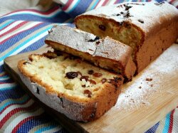 Сладкий хлеб с изюмом на молоке в духовке