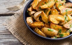 Хрустящая картошка с панировочными сухарями и чесноком