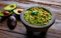 Гуакамоле с кинзой и лимонным соком