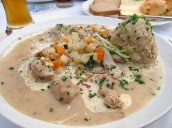 Телятина тушеная с овощами под соусом из сметаны