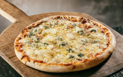 Классическая пицца «Четыре сыра» по-домашнему