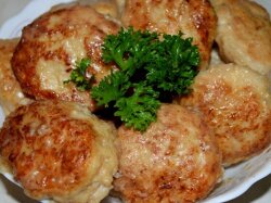 Сочные куриные котлетки с луком и сыром