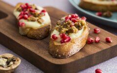 Итальянские кростини с гранатом, орехами и сыром