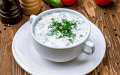 Окрошка с колбасой и картошкой на сметане