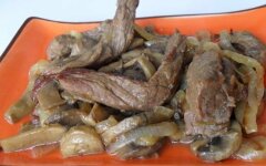 Тушеная говядина с шампиньонами и луком
