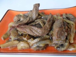 Тушеная говядина с шампиньонами и луком
