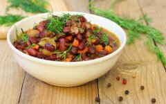 Лобио с помидорами, орехами и зеленью