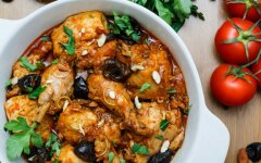 Куриное филе с черносливом и картофелем