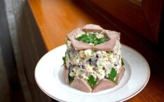 Салат с языком, фасолью и яйцами