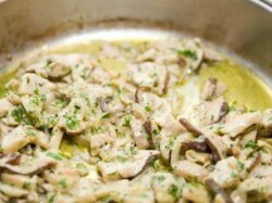 Грибы с пармезаном и сметаной