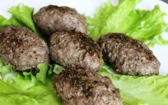 Зразы из говядины с зеленым маслом
