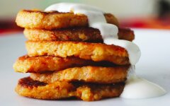 Яблочно-морковные оладушки с геркулесом
