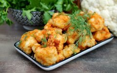 Цветная капуста в кляре с зеленью и сыром