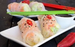 Спринг роллы с семгой, сыром и икрой